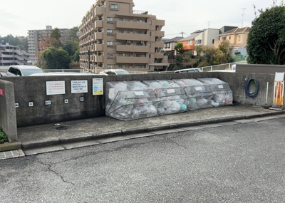 【設備】 | コスモ相武台サニーサイド | 共有部分は、住民なら誰もが使える設備のこと。例えば駐車場やエレベーター、インターネット設備、セキュリティ設備などがあります。他にも、マンションの廊下・外部階段やエントランス・ゴミ置き場などがあります。