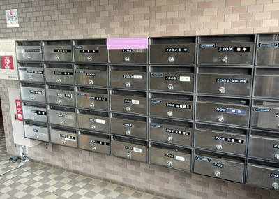 【設備】 | コスモ相武台サニーサイド | エントランス付近に設置されている集合ポストは、住んでいる部屋と離れているため、ポストをあさるなど誰かに何かされていても被害に気づきにくいです。入居する時には他人に特定されにくい番号で鍵をかけましょう！