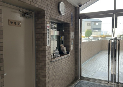 【受付】 | コスモ相武台サニーサイド | 受付はマンションコンシェルジュがいる場合もあれば、管理人が滞在する小部屋を総称して呼ぶことがあります。主にエントランスに設置されていることから、防犯面でも期待ができます。防犯設備がない場合はより安心！