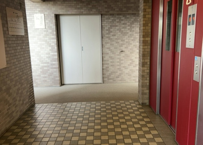 【ロビー】 | コスモ相武台サニーサイド | ラウンジは、マンションの共用スペースに椅子やテーブルなどを配置した利用者が寛げる空間です。屋内型ラウンジと屋外型ラウンジがあります。共用部分の管理状況と合わせて、詳細については現地でご確認ください。