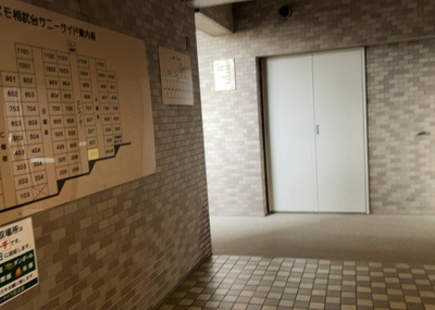 【ロビー】 | コスモ相武台サニーサイド | ロビーというと、エントランスと何がちがうの？と思いますよね。実はロビーとエントランスには明確な決まりはありません。物件によっては、エントランスを入って広がるある程度の広さのある空間がロビーとなります。