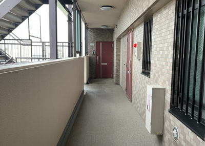 【その他共用部分】 | コスモ相武台サニーサイド | 共有部分は、住民なら誰もが使える設備のこと。例えば駐車場やエレベーター、インターネット設備、セキュリティ設備などがあります。他にも、マンションの廊下・外部階段やエントランス・ゴミ置き場などがあります。