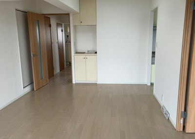 【ダイニング】 | コスモ相武台サニーサイド | ダイニングは、食事や家族の団らんスペースとしてだけではなく、ほかの用途としても使用することができます。ダイニングテーブルを置き、食事のためのスペースを作ることでリビングとの差別化を図ることができます。