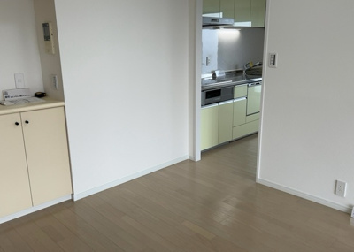 【キッチン】 | コスモ相武台サニーサイド | L型アイランドタイプは、キッチンからダイニングにもリビングにも目が行き届くので、とても使いやすい配置です。L字型独立タイプは、キッチンを独立させてるためLDKというよりもLDといった様なイメージです。