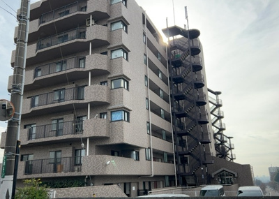 【外観】 | コスモ相武台サニーサイド | ＲＣ造、Reinforced Concreteは直訳すると補強されたコンクリートです。主に柱や梁・床・壁が鉄筋とコンクリートで構成おり、鉄筋を組んだ型枠にコンクリートを流し込んで固めたものを指します。