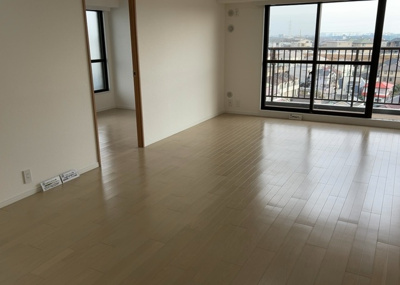 【居間・リビング】 | コスモ相武台サニーサイド | 直線タイプはLとDKを一直線に並べた形で対面キッチンのタイプです。一般的なのでよく見かけるかもしれません。直線タイプに似た直接アイランドタイプは、キッチンとダイニングの間に壁がない分広く感じられます。