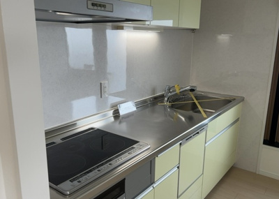 【キッチン】 | コスモ相武台サニーサイド | 標準的なシステムキッチンの横幅は、165cm～300cm程度です。2100・2400・2550・2700などミリ単位で表記されます。普段どのように料理をするのかを想定しながら合ったサイズを選びましょう