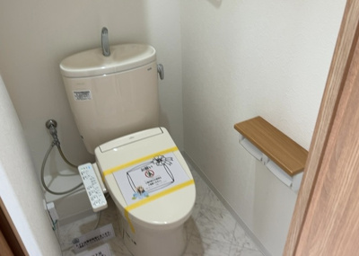 【トイレ】 | コスモ相武台サニーサイド | トイレは大きさや形、機能、抗菌性などが異なる多種多彩なタイプが各メーカーから出ています。それぞれに良さがあるため、事前にどういったタイプのトイレがいいのかをご家庭内で決めて、内見に行くといいでしょう。