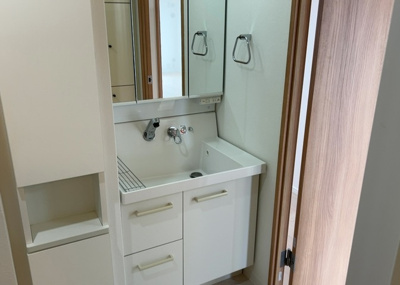 【独立洗面台】 | コスモ相武台サニーサイド | 洗面化粧台では顔を洗ったり、身だしなみを整えることが本来の使い方ですが、用途によっては洗面化粧台に求められる機能が違ってくるため、ご自身や家族のライフスタイルに合ったものを選ぶことをおすすめ致します。