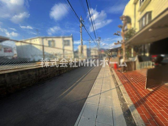 箕面市半町４丁目　新築戸建の前面道路含む現地写真