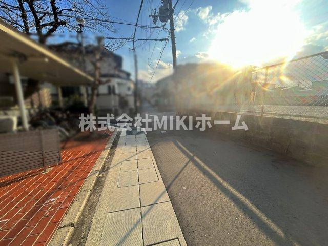 箕面市半町４丁目　土地　3区画分譲地の前面道路含む現地写真