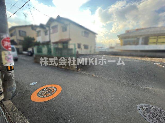 箕面市半町４丁目　土地　3区画分譲地の前面道路含む現地写真