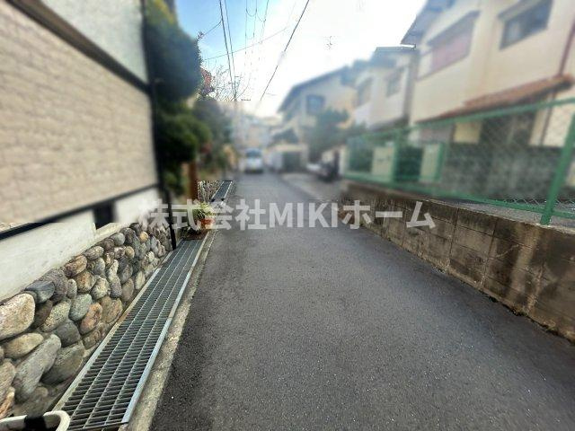 箕面市半町４丁目　土地　3区画分譲地の前面道路含む現地写真