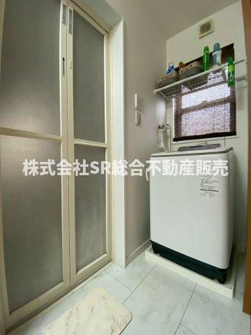 新池島町2丁目中古戸建の脱衣所|脱いだ服はすぐ洗濯機に入れることができます！