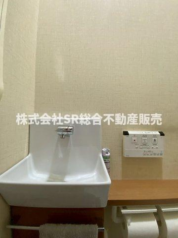 新池島町2丁目中古戸建のトイレ|トイレには手洗い場も付いてます！