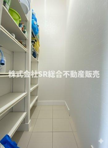 新池島町2丁目中古戸建の収納|シューズインクローゼット有♪キャンプ用品・防災用品等も収納できます！
