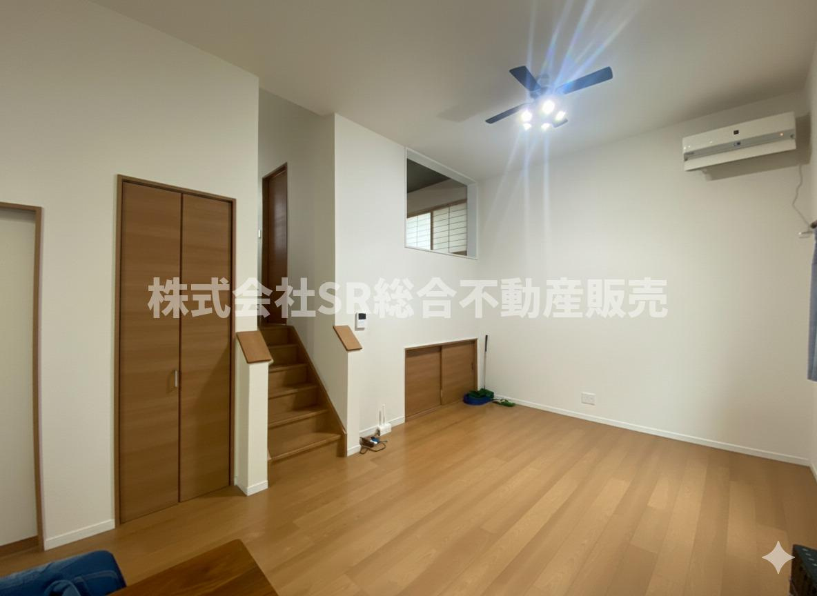 新池島町2丁目中古戸建の居間・リビング|リビングの階段の先にはスキップフロアの和室があります！和室の下には収納で無駄のない設計。
