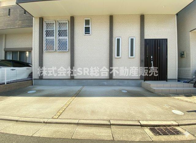 新池島町2丁目中古戸建の駐車場|お車をお持ちの方には嬉しい駐車スペース有！車高関係なく駐車でき、自転車・バイクも置けます。