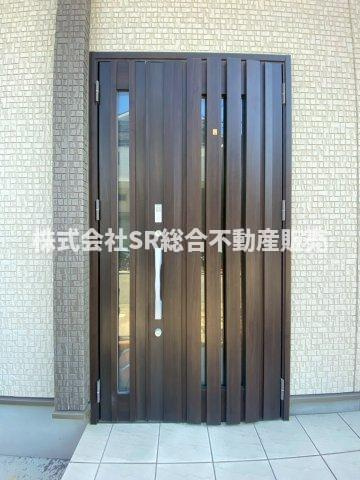 新池島町2丁目中古戸建のその他共用部分|玄関ドアは開閉が楽で防犯性も高いリモコンキーです♪