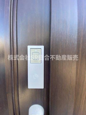 新池島町2丁目中古戸建の防犯設備|鞄の中から鍵を探さなくていいスマートキーも嬉しいポイントです！
