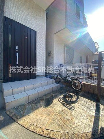 新池島町2丁目中古戸建の外観|どこかヨーロッパの様な雰囲気を感じる玄関前ポーチは自転車やガーデニング等様々な使い方が出来ます。