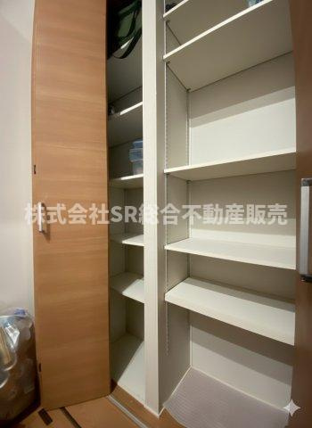 新池島町2丁目中古戸建の収納|大容量のパントリーやランドリールーム収納など収納豊富で居住スペースに生活感を感じさせない設計。