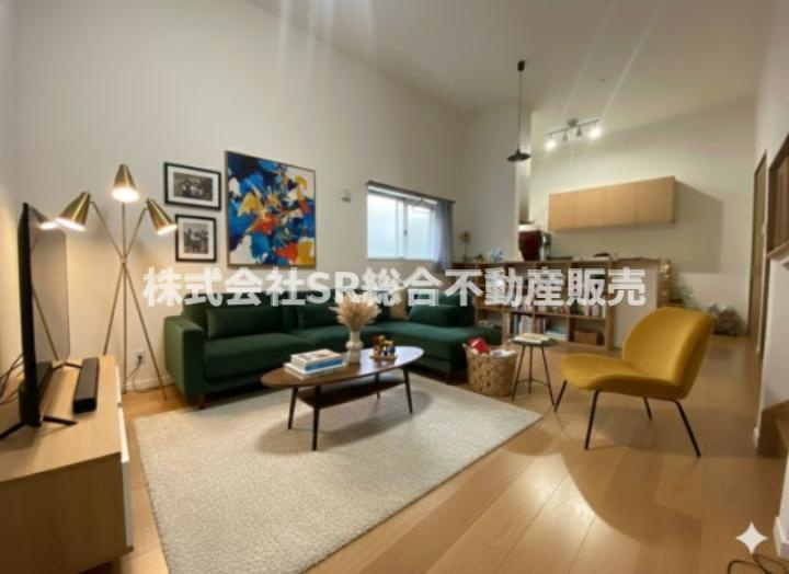 新池島町2丁目中古戸建の居間・リビング|ご家族と毎日顔を合わせられる造りで、ゆったりとお過ごしいただけ天井が高く開放感のある空間です！（家具はCGによるイメージです。）