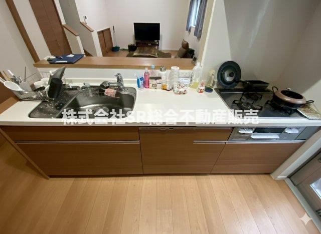 新池島町2丁目中古戸建のキッチン|キッチンは人気の高いカウンターキッチン♪ご家族の様子を見ながら快適にお料理できます！