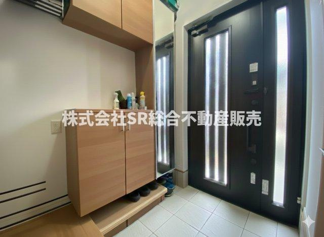 新池島町2丁目中古戸建の玄関|玄関にはシューズボックスもあり広く使えます！