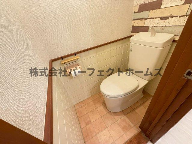大成町戸建　賃貸のトイレ|落ち着いた色調のトイレです