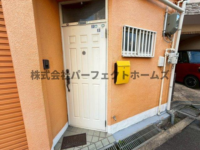大成町戸建　賃貸のエントランス|建物の内部です