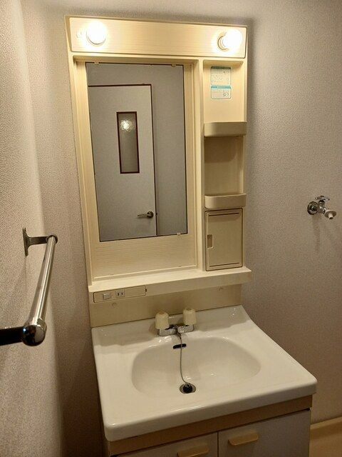 グリーンハイツⅠの洗面所|明るい洗面所です