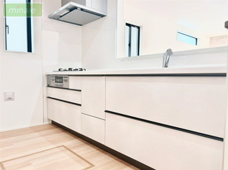 【キッチン】 | 小学校5分 スーパー6分　南大野2　全2棟 1号棟 | お料理をしながらリビング全体を見渡すことができるのでご家族との会話が増えそうです♪
施工例