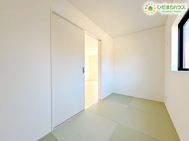 熊谷市赤城町　第3　新築一戸建て　クレイドルガーデン　01の和室|リビング横に隣接する和室は、お子様のプレイスペースやお昼寝に最適！
扉を開放すればLDKと一体感のある広々空間として活用でき、来客時には客間としても重宝します☆