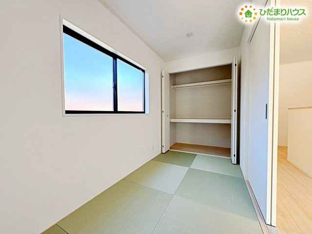 熊谷市赤城町　第3　新築一戸建て　クレイドルガーデン　01の和室|和室にも窓を設けており、明るさと通風をしっかり確保しています！
押し入れ収納も備わっているため、座布団や来客用の布団、お子様のおもちゃなどもサッと片付けられます。