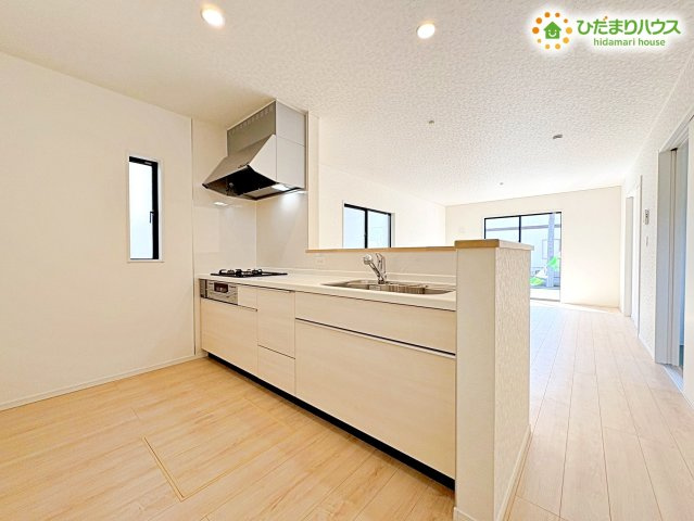 熊谷市赤城町　第3　新築一戸建て　クレイドルガーデン　01のキッチン|対面式のシステムキッチンは、お部屋全体と調和するスタイリッシュなデザインです！
シンクもコンロ周りも広々としており、週末には家族みんなで楽しくお料理を楽しめます♪