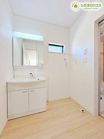 熊谷市赤城町　第3　新築一戸建て　クレイドルガーデン　01の脱衣所|白を基調とした清潔感あふれるサニタリールームです！
大きな三面鏡付きの洗面化粧台は、鏡の裏に小物をたっぷり収納できます！
床のクッションフロアはお掃除もしやすく衛生的です！