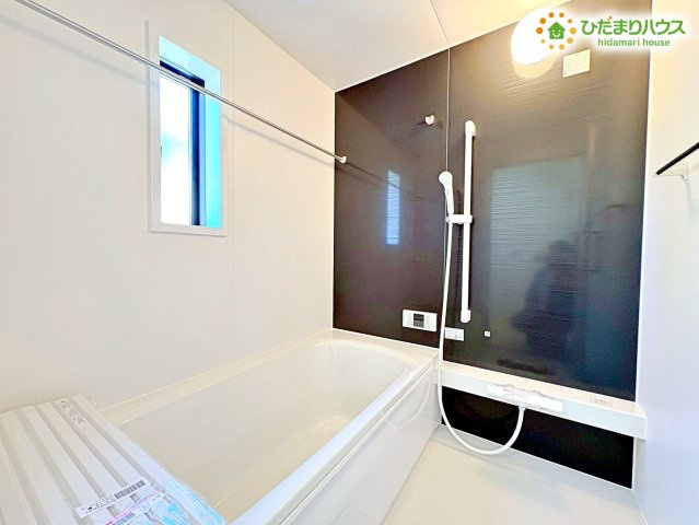 熊谷市赤城町　第3　新築一戸建て　クレイドルガーデン　01の浴室|一日の疲れをリセットできる、落ち着いた色合いのバスルームです！
足を伸ばしてゆったり浸かれる広い浴槽で、お子様とのバスタイムも楽しく過ごせます(/ω＼)