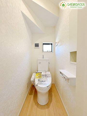 熊谷市赤城町　第3　新築一戸建て　クレイドルガーデン　01のトイレ|階段下のスペースを有効活用した、スッキリとした印象のトイレです！
窓があるため自然光が入り、換気もしやすく常に清潔な状態を保てます◎