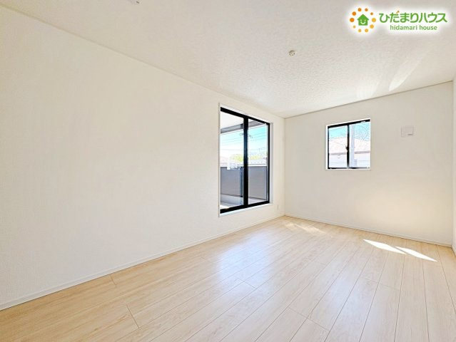 熊谷市赤城町　第3　新築一戸建て　クレイドルガーデン　01の寝室|2階の主寝室は、大きなベッドを置いてもゆとりがある広さを確保しています！
シンプルな内装はどんなインテリアとも相性が良く、自分好みの空間を作れます♪