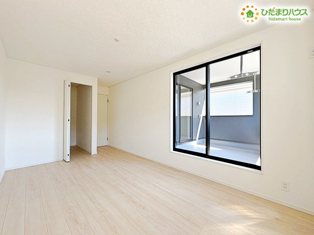 熊谷市赤城町　第3　新築一戸建て　クレイドルガーデン　01の洋室|窓からは心地よい風が通り抜け、朝の目覚めもスッキリ☆
バルコニーに面しているのでお布団を干す際もラクラクです！