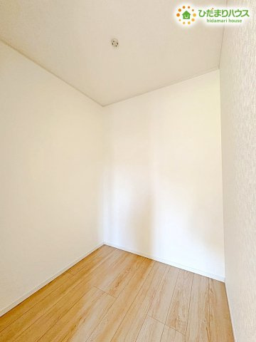 熊谷市赤城町　第3　新築一戸建て　クレイドルガーデン　01の収納|奥行きのある大容量のWIC！
季節物の家電やスーツケース、趣味の道具などをまとめて一箇所に保管できます。
お部屋の中に余計な棚を置く必要がなくなるため、インテリアの自由度がグッと高まりますね！