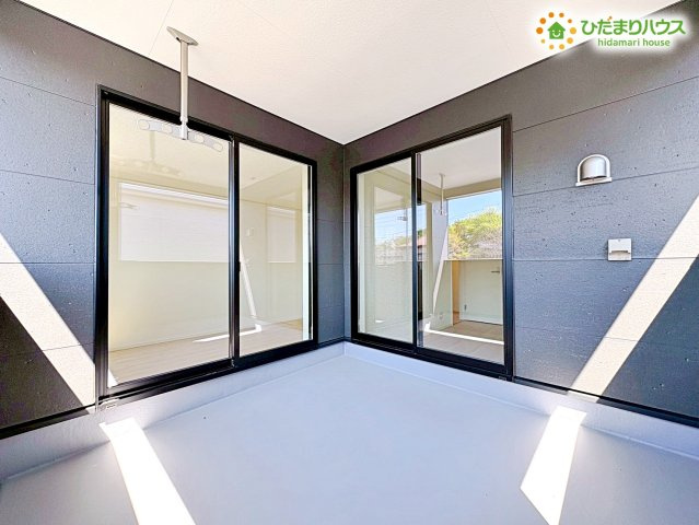 熊谷市赤城町　第3　新築一戸建て　クレイドルガーデン　01のバルコニー|バルコニーは奥行きもしっかりあるので、一度にたくさんの洗濯物を干すことができます( *´艸｀)
屋根があるので、急な雨でもお洗濯物が濡れにくいのが嬉しいポイントです！！