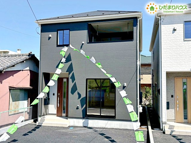 熊谷市赤城町　第3　新築一戸建て　クレイドルガーデン　01の外観|重厚感のあるダークトーンのパネルが目を引く、洗練された外観デザインです★
周囲の景観に溶け込みつつも、個性が光る佇まいが魅力的ですね。