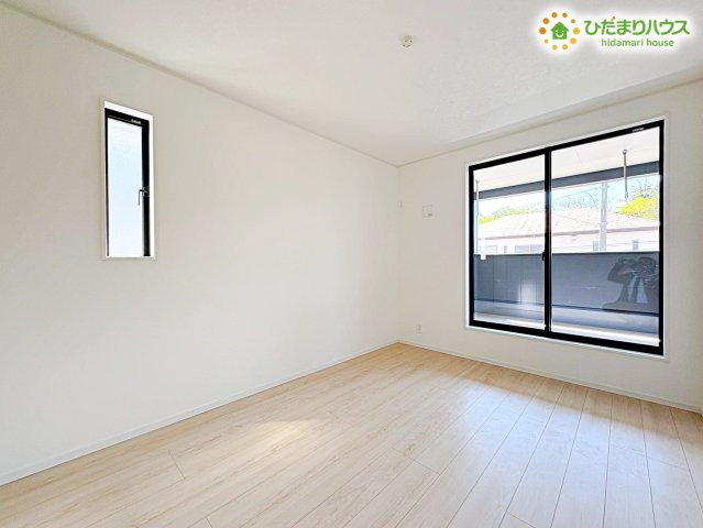 熊谷市赤城町　第3　新築一戸建て　クレイドルガーデン　01の洋室|2階の洋室はどれも形が良く、机や棚の配置に困りません！
大きなクローゼットがあることで、お洋服から学用品までスッキリ収まります。