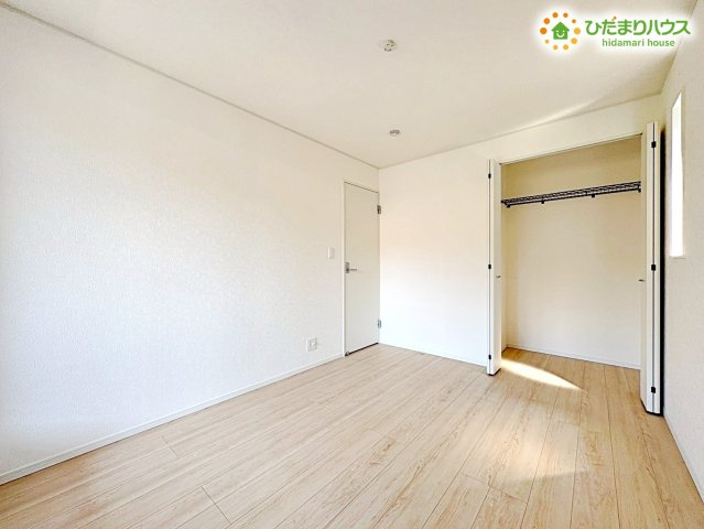 熊谷市赤城町　第3　新築一戸建て　クレイドルガーデン　01の洋室|窓からの光がフローリングに反射し、明るく健やかな毎日をサポートします♪