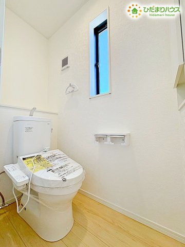 熊谷市赤城町　第3　新築一戸建て　クレイドルガーデン　01のトイレ|2階にもトイレを完備しているので、朝の混雑時もスムーズです！
1階に降りる手間が省けるため、寝室からすぐに利用できて夜間も安心ですね(*^-^*)