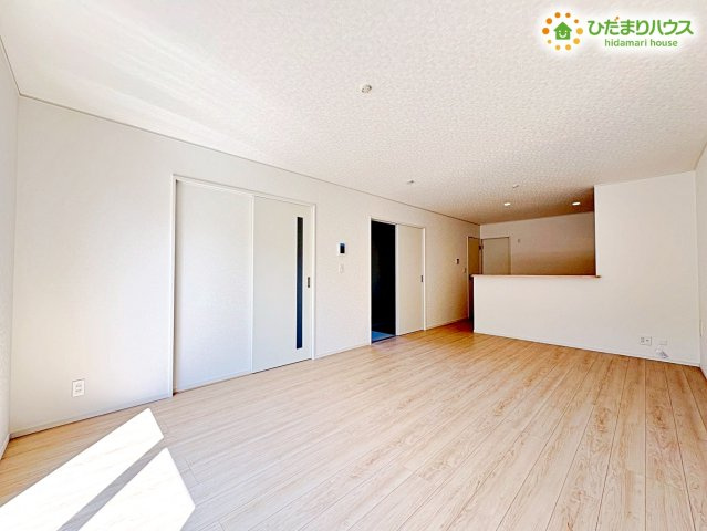 熊谷市赤城町　第3　新築一戸建て　クレイドルガーデン　01の居間・リビング|大きな窓からたっぷりと陽光が降り注ぐ、開放感あふれるリビングです！
ナチュラルなフローリングが、温かみのある心地よい雰囲気を演出します(-ω-)/