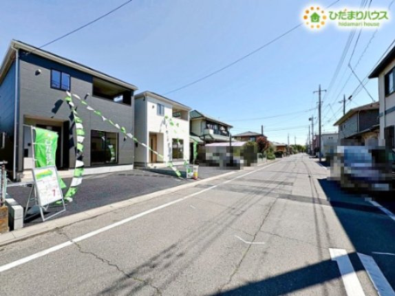 熊谷市赤城町　第3　新築一戸建て　クレイドルガーデン　01の前面道路含む現地写真|前面道路幅8ｍ！
ゆとりがあるので視認性が良く、車の出し入れも落ち着いて行えます！