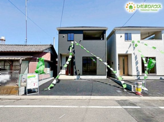 熊谷市赤城町　第3　新築一戸建て　クレイドルガーデン　01の駐車場|広々とした駐車スペースは、並列で車を停めることが可能です！
急な来客時や、将来お子様が車を持つようになった際も心強い広さですね！